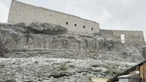 Nisan Ortasında Kış Şoku: Aksaray Güzelyurt’ta Bahar Beyaza Büründü