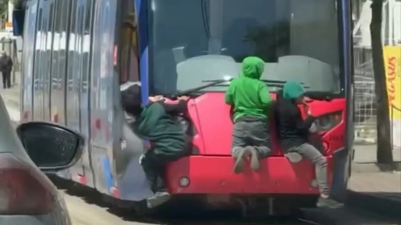 Yürekleri ağza getiren anlar: Tramvayın arkasında metrelerce ilerlediler